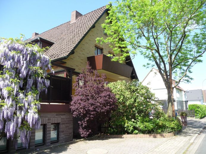 In vendita casa di alta qualità, molto ben curata, con fascino e due unità abitative – Haus von vorne