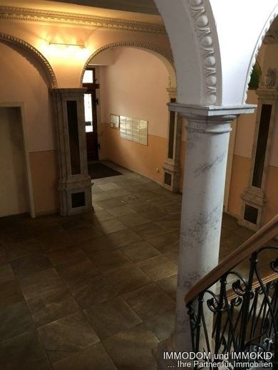 3-Zimmer-Dachgeschoss Wohnung mit BALKON, PKW-Stellplatz und offener Küche im Wohnzimmer zu vermieten! – Blick zum Hauseingang
