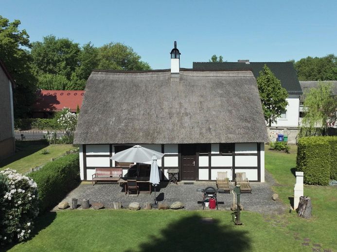 Zauberhaftes Reetdachhaus, große Scheune, großzügiges Grundstück, in der Ruhe des Naturparks – Reetdachhaus