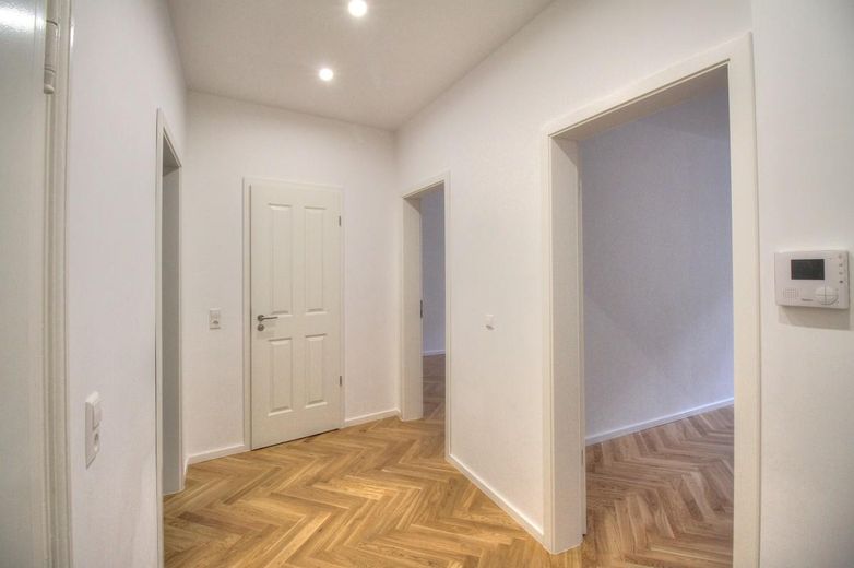 Neu sanierte 2-Zimmer-Wohnung mit Luxus-Einbauküche und Balkon – फोटो 13