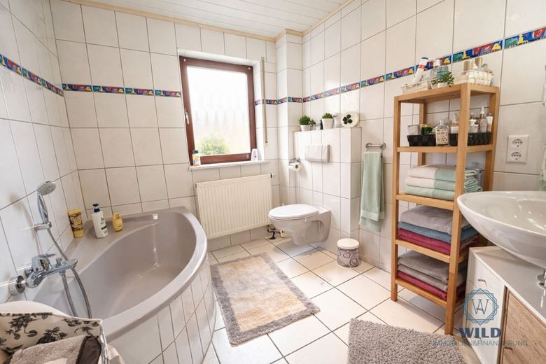 Neuer Preis! 3-Zimmer-Wohnung mit Terrassenflair in ruhiger Lage von Riegelsberg! – Bad+Wanne