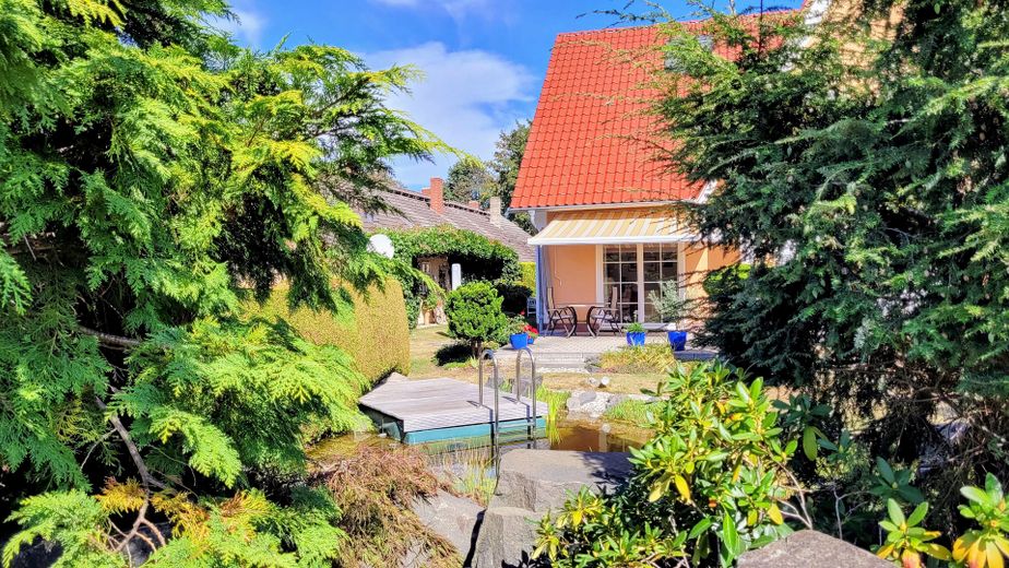 Ihr neues Zuhause, top gepflegte DHH mit Garten, Natur-Teich, Garagen und Stellplatz – Ansicht Süd, Garten und Teich