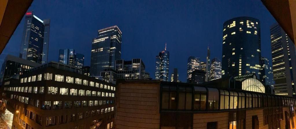 Vollmöblierte sonnige 2,5 Zimmer Wohnung mit Skyline Blick – Ausblick Balkon