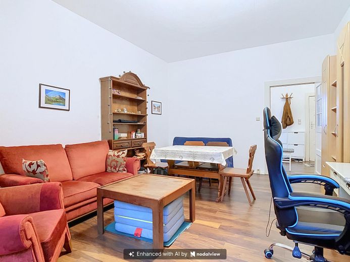 Balcone esposto a sud affacciato sul verde, ottima disposizione, bagno con vasca, cucina abitabile, completamente arredato – Möbliertes Wohnzimmer