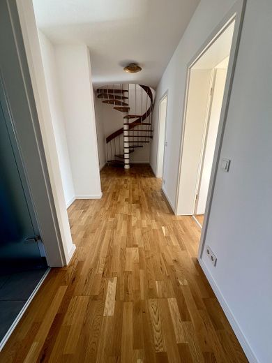 2. OG: Flur mit Wendeltreppe