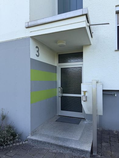 Na sprzedaż mieszkanie własnościowe 3,5-pokojowe – Weinstadt-Beutelsbach – od osoby prywatnej, bez prowizji dla pośrednika – Hauseingang 