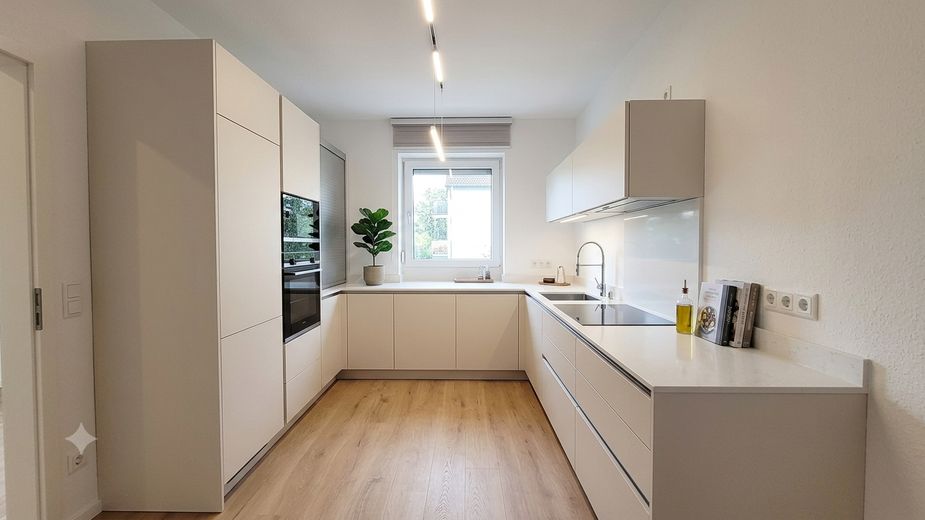 Modernes Wohnglück: Frisch sanierte 3-Zimmer-Wohnung mit Tageslichtbad & Multisplit-Klimatisierung – Küche KI