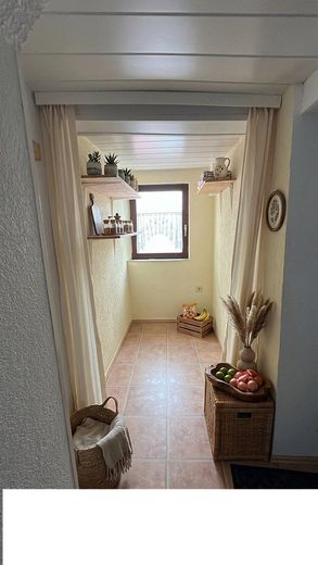 Großzügige teilmöblierte 4-Zimmerwohnung mit Balkon & EBK – Abstellkammer