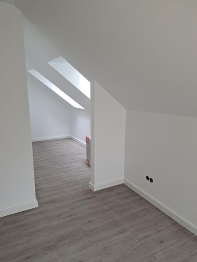Moderno appartamento mansardato con 2 locali in centro – Ankleiden