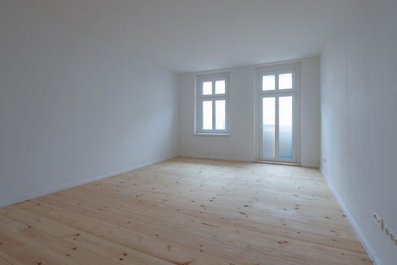 Kernsanierte Altbauwohnung mit Balkon am Schäfersee – Wohnzimmer