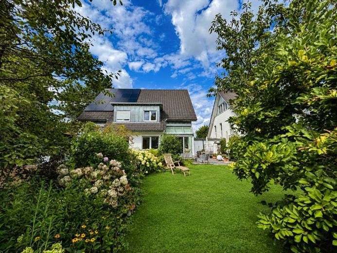 Hochwertige Doppelhaushälfte mit großem Garten und flexiblem Raumkonzept – Foto 1