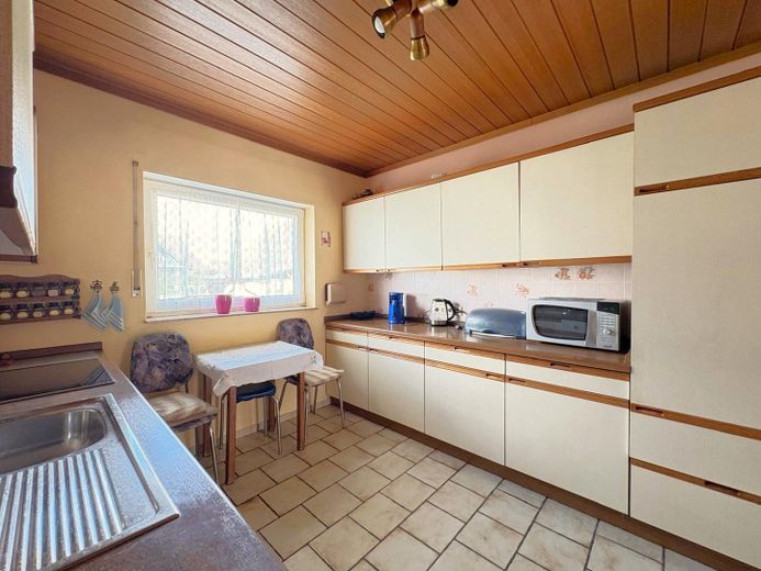 Zwei Häuser, viele Möglichkeiten: Bungalow & vielseitig nutzbares Zweithaus auf großem Grundstück – Küche Bungalow