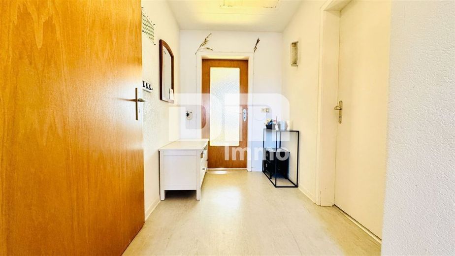 Kompakte Dreizimmer DG Wohnung in gepflegtem Dreifamilienhaus in gesuchter Lage – Flur / Diele / Garderobe