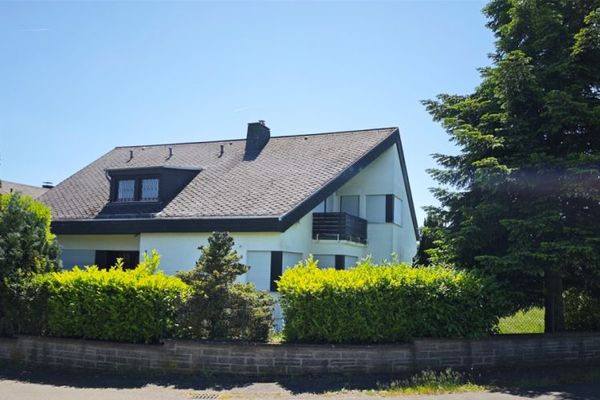 Gepflegtes 1-2 Fam. Haus mit viel Platz