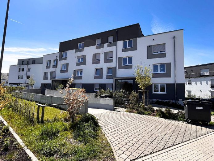 Große 2-Zimmer-Neubauwohnung mit BALKON in verkehrsberuhigter Wohnlage – Außenansicht I
