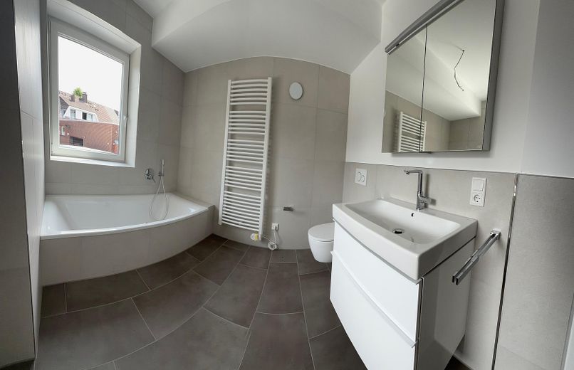 Komfortwohnen im Neubau mit Aufzug, Tiefgarage und Kühlung – Badezimmer 