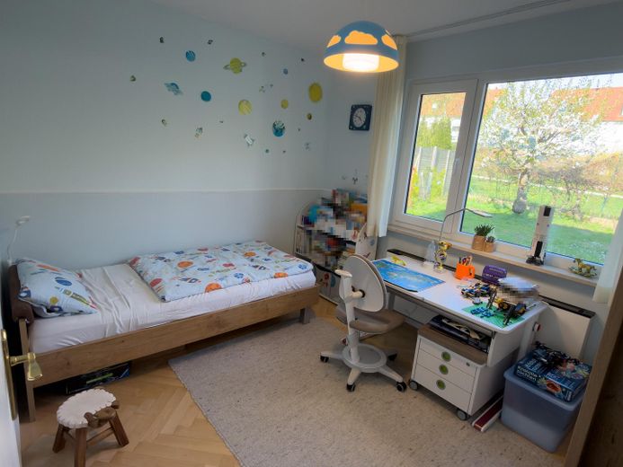 Provisionsfrei: 4-Zimmer-EG-Wohnung mit 300 m² Privatgarten, Süd-West-Terrasse, nur 2 Parteien – Kinderzimmer