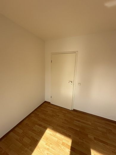 Luminoso appartamento ristrutturato di 1 stanza, libero e in posizione eccellente, con balcone e posto auto – Tür zu Wohnbereich