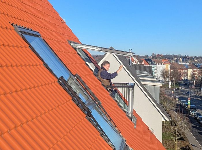Dachgeschoß-Maisonette-Wohnung 44 qm am Tilsiter Platz in Kiel-Ellerbek – Fensterbalkon von außen