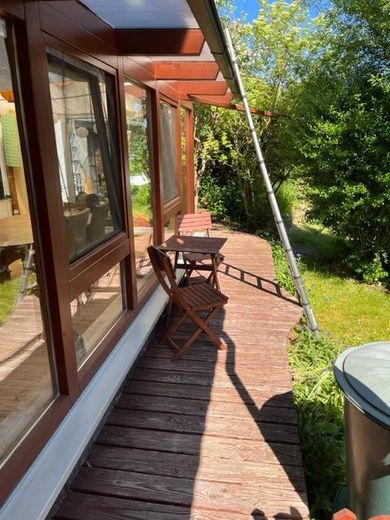Sonnige Einlieger-Wohnung mit Gartenanteil und kompletter Einbauküche – Balkon, z.T. überdacht