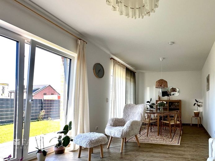 Neuwertige Doppelhaushälfte mit tollem Schnitt in Stade-Haddorf – Fensterfront Wohnzimmer EG