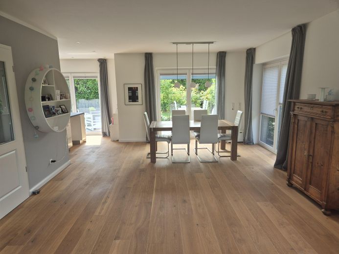 Moderna casa d’architetto ai margini dei campi a Erlenhof - senza provvigione! – Wohnzimmer 2