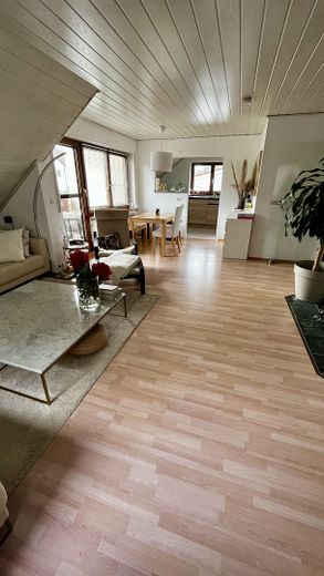 Lichtdurchflutete 3,5-Zimmer-Dachgeschosswohnung mit Balkon, Wärmepumpe und PV-Anlage – Wohnzimmer
