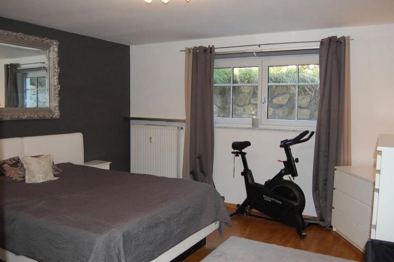 Ihr privates Zuhause in Weilheim – großzügiger Garten, stilvolles Wohnen & viel Privatsphäre – Schlafzimmer UG