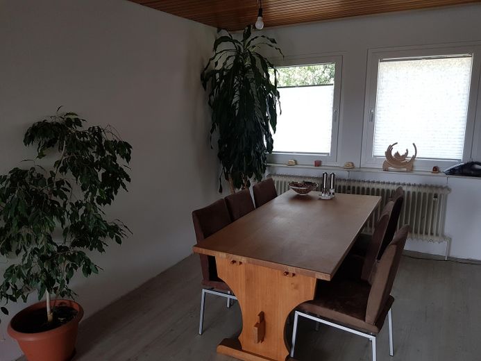 Offenes Esszimmer zur Küche