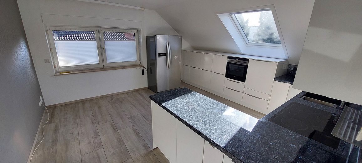 Küche mit Granitarbeitsplatte