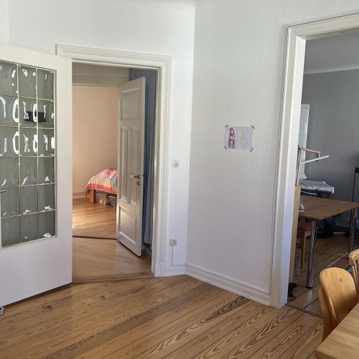 gern an WG`s, Charmante Altbauwohnung mit 2 Balkonen, 3–4 Zimmer, EBK, Bad mit Badewanne – Großzügigkeit