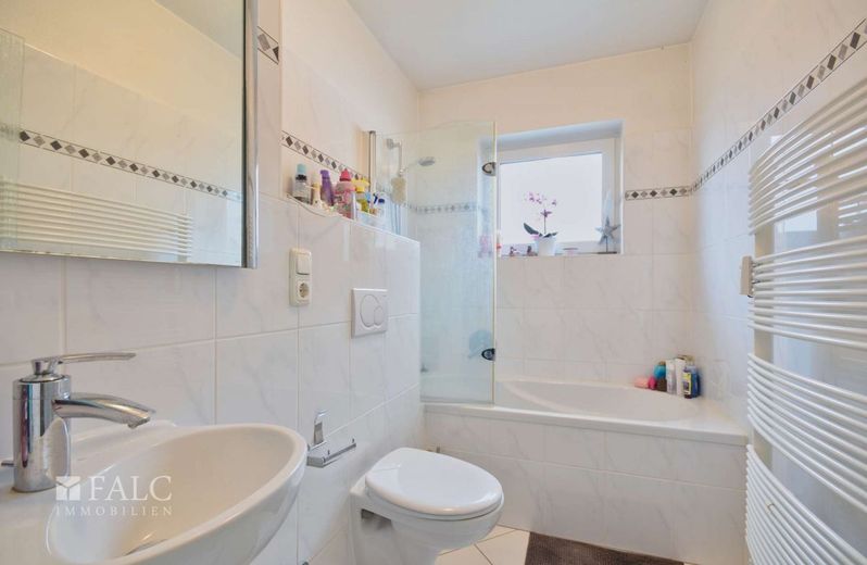 Gepflegte Wohnung mit zwei Balkonen! – Badezimmer