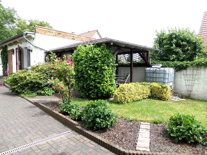 Sotto i 150.000 €: casa familiare di 131 m² con 4 camere da letto, 2 bagni e 2 garage – senza commissioni – Gartenanlage