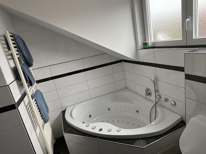 Hoogwaardig gemoderniseerd 3-kamerappartement op de bovenste verdieping met balkon, garage & parkeerplaats – Jacuzzi-Whirlpool
