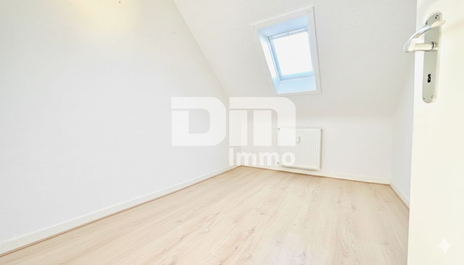 Kompakte Dreizimmer DG Wohnung in gepflegtem Dreifamilienhaus in gesuchter Lage – Kinderzimmer / Gästezimmer / Büro