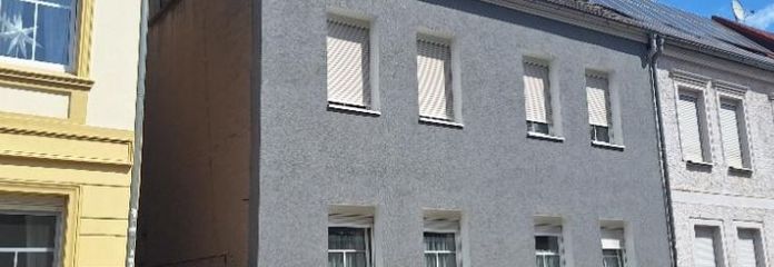 Mehrfamilienhaus mit zwei Wohneinheiten, Ausbaureserve im Dachgeschoss und großzügigem Nebengelass