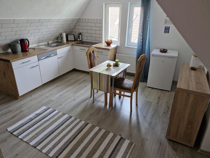 2,5 Zi. DG-Wohnung (auch als WG geeignet) – Küche und Essbereich