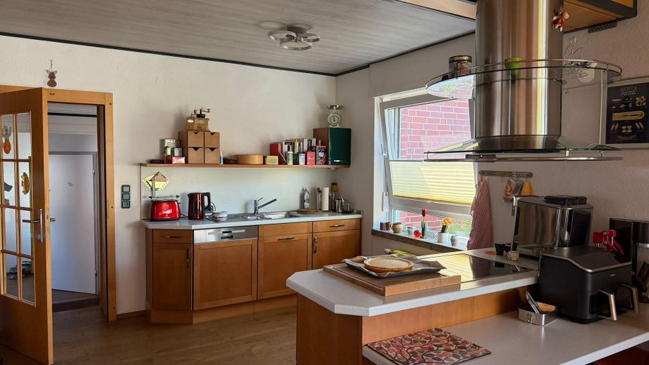 Freistehendes Einfamilienhaus mit Einliegerwohnung – Abzugshaube Glas u. Edelstahl