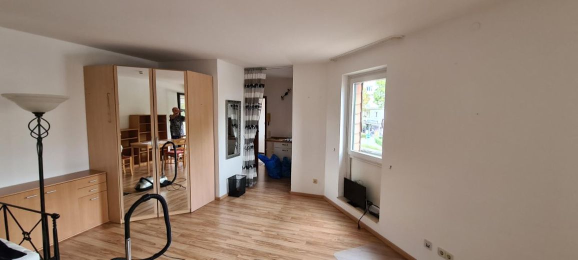 1,5-Zimmer möblierte Wohnung mit Balkon in zentraler Lage – großer Eckschrank