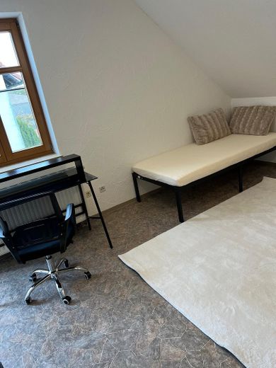 Vollmöblierte 1-Zimmer-Wohnung in ruhiger Umgebung – Wohn-/Schlafbereich