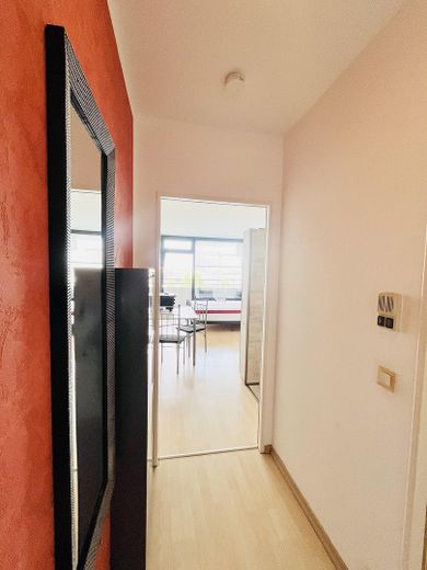 Erbpacht! Von Privat! Ohne Provision! Möbliertes Apartment m. Balkon inkl. TG-Platz, ab sofort – Blick in die Whg. vom Eingang 