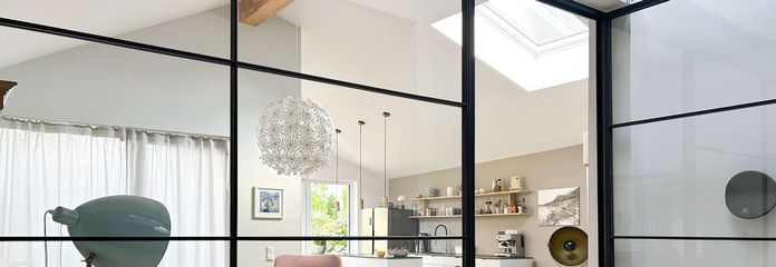 Ventana-asiento con vistas al verde, arquitectura tipo loft y bomba de calor: idilio familiar listo para entrar a vivir en Pulheim – Wohnraum mit Loftflair