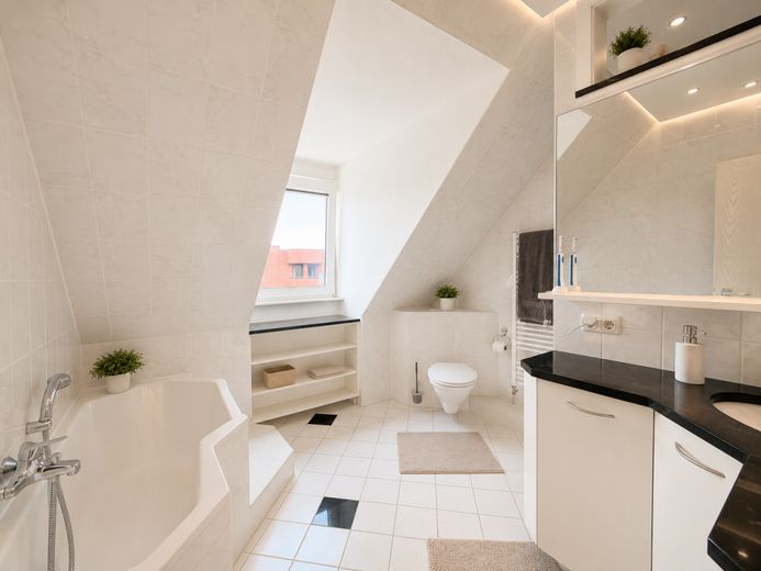 *Schöne DG-Maisonnette-Wohnung mit Fernblick* – Tageslichtbad