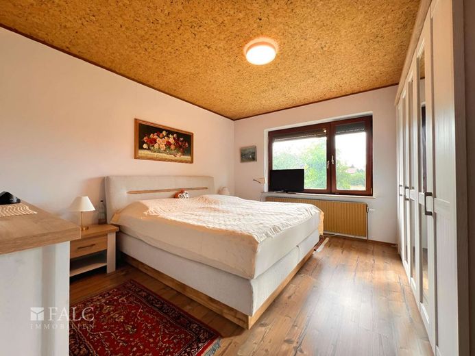 ***Großzügiges Einfamilienhaus mit viel Platz und Gartenidylle in ruhiger Lage*** – Schlafzimmer_EG
