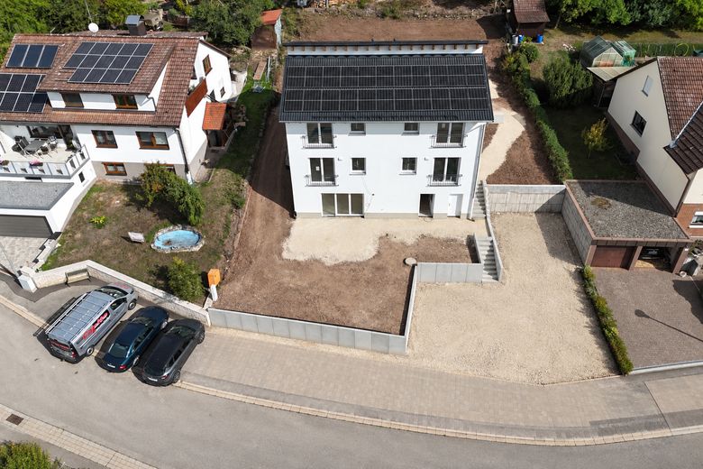 Eerste bewoning: nieuwbouw-maisonette met het karakter van een huis – 4 kamers, 2 volledige woonlagen & een aandeel in de tuin. – Außenanlage 