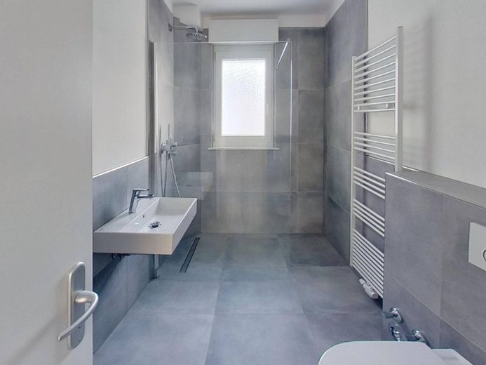 Helle 2-Zimmer-Wohnung mit Tageslichtbadezimmer und großem Balkon – Ansicht I: Bad