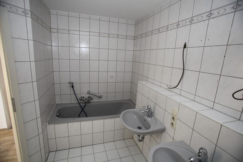 Comfortable 3-room maisonette apartment with balcony and underground garage in Plauen – Bad