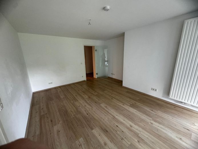Schöne 3-Zimmer Wohnung mit Terasse und Garten – Wohnzimmer