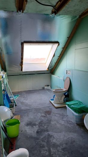 renov.bedürft. 3,5-Zi-Whg mit Balkon und EBK samt sep. DG-Whg. im Rohbau, in freundl. MFH in HN – DG Bad nach Westen
