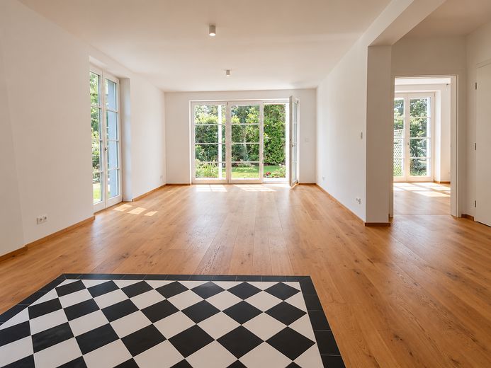 Keine Provision, Südgarten, energetisch topsanierte Stadtvilla, Villenkolonie Pasing I – Wohnzimmer_Kochinsel